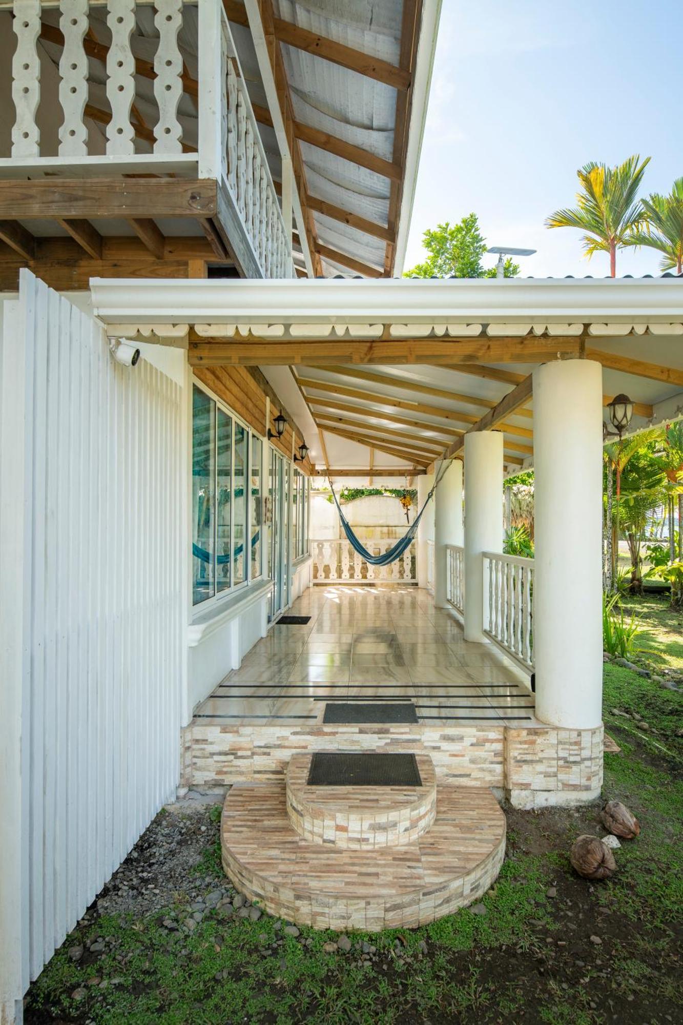 Casa Blanca Beachfront House With Shared Pool Access Pangea Lodge Мансанильо Экстерьер фото