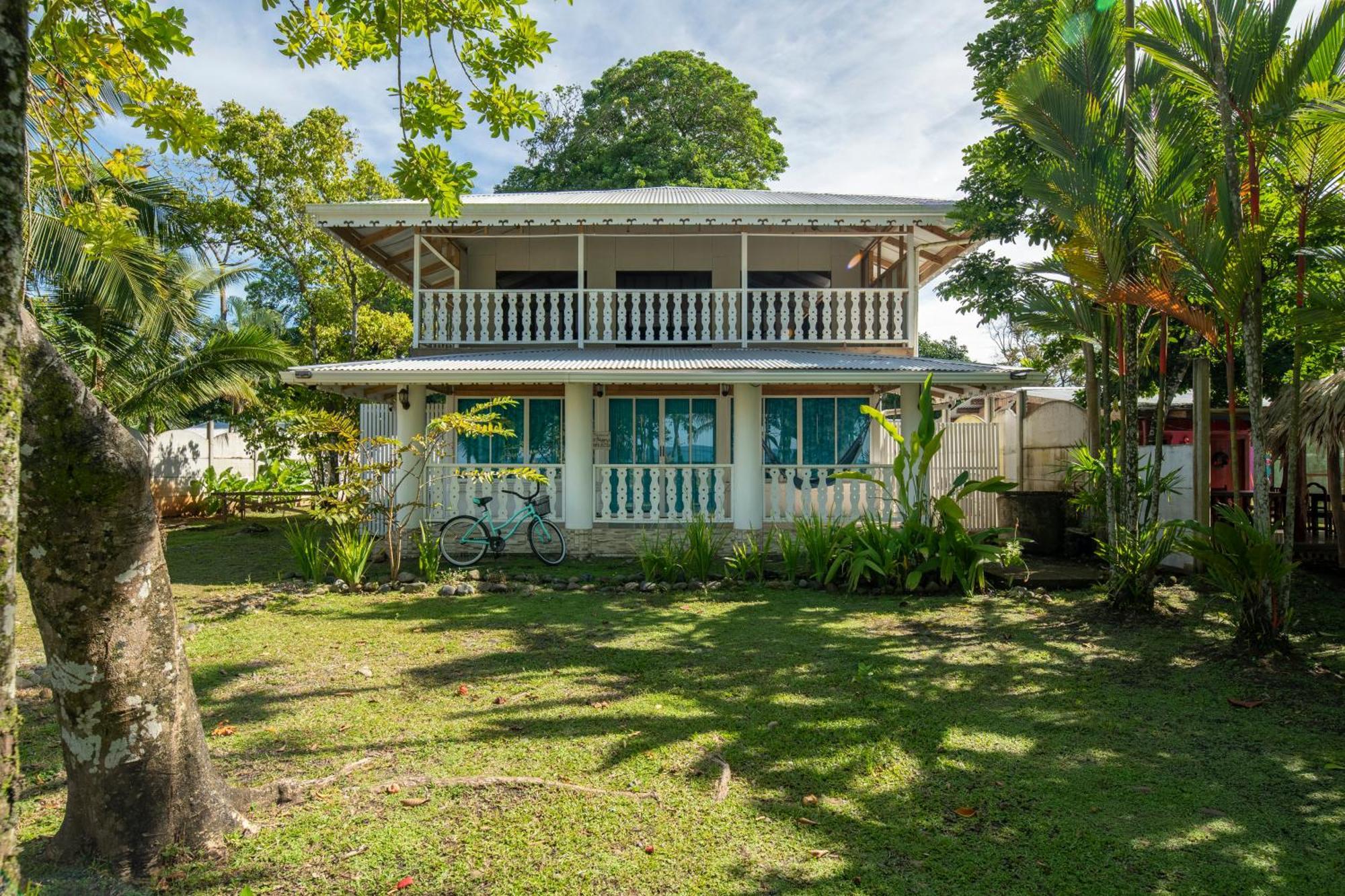 Casa Blanca Beachfront House With Shared Pool Access Pangea Lodge Мансанильо Экстерьер фото
